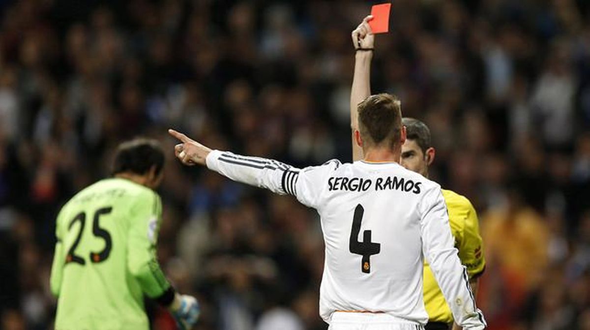 Undiano Mallenco mostra la cartolina vermella a Ramos, en un moment del clàssic del Bernabéu.