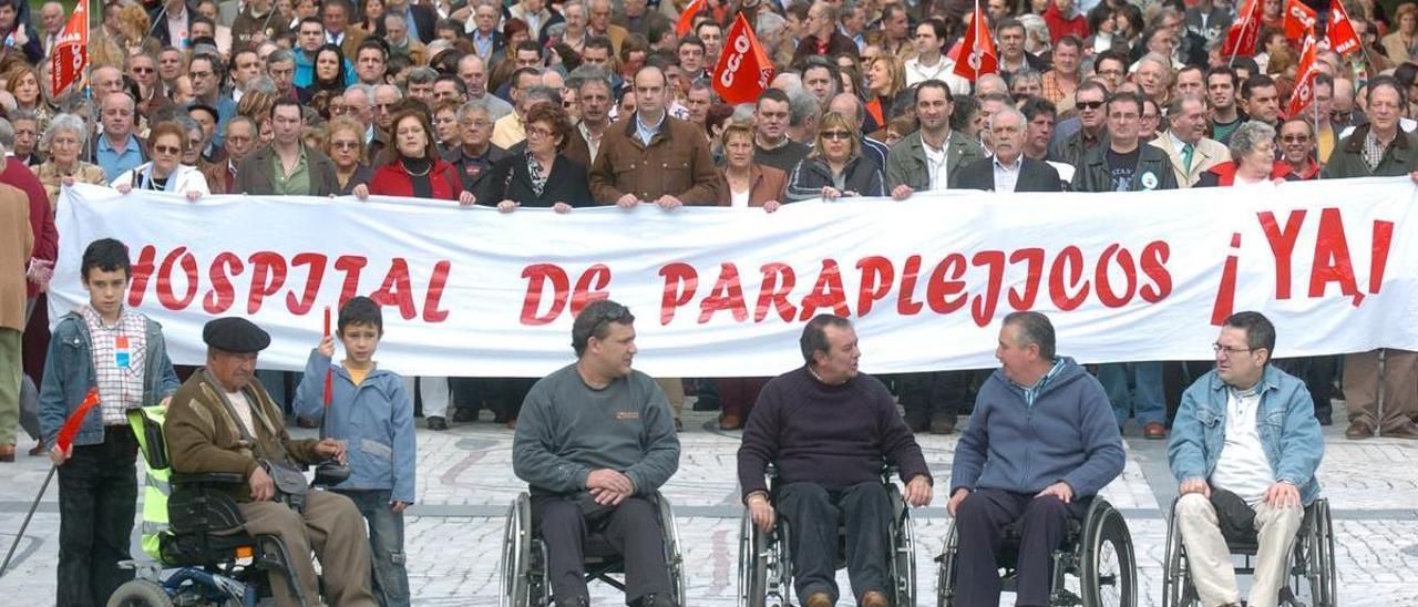 Protesta a favor del hospital de parapléjicos, en 2007 en Oviedo.