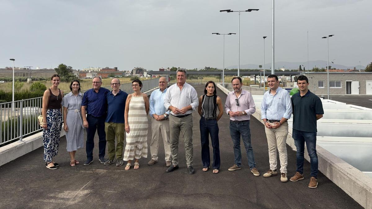 Foto de familia de la visita del conseller Vicente Martínez Mus al nuevo ecoparque de Benicarló.