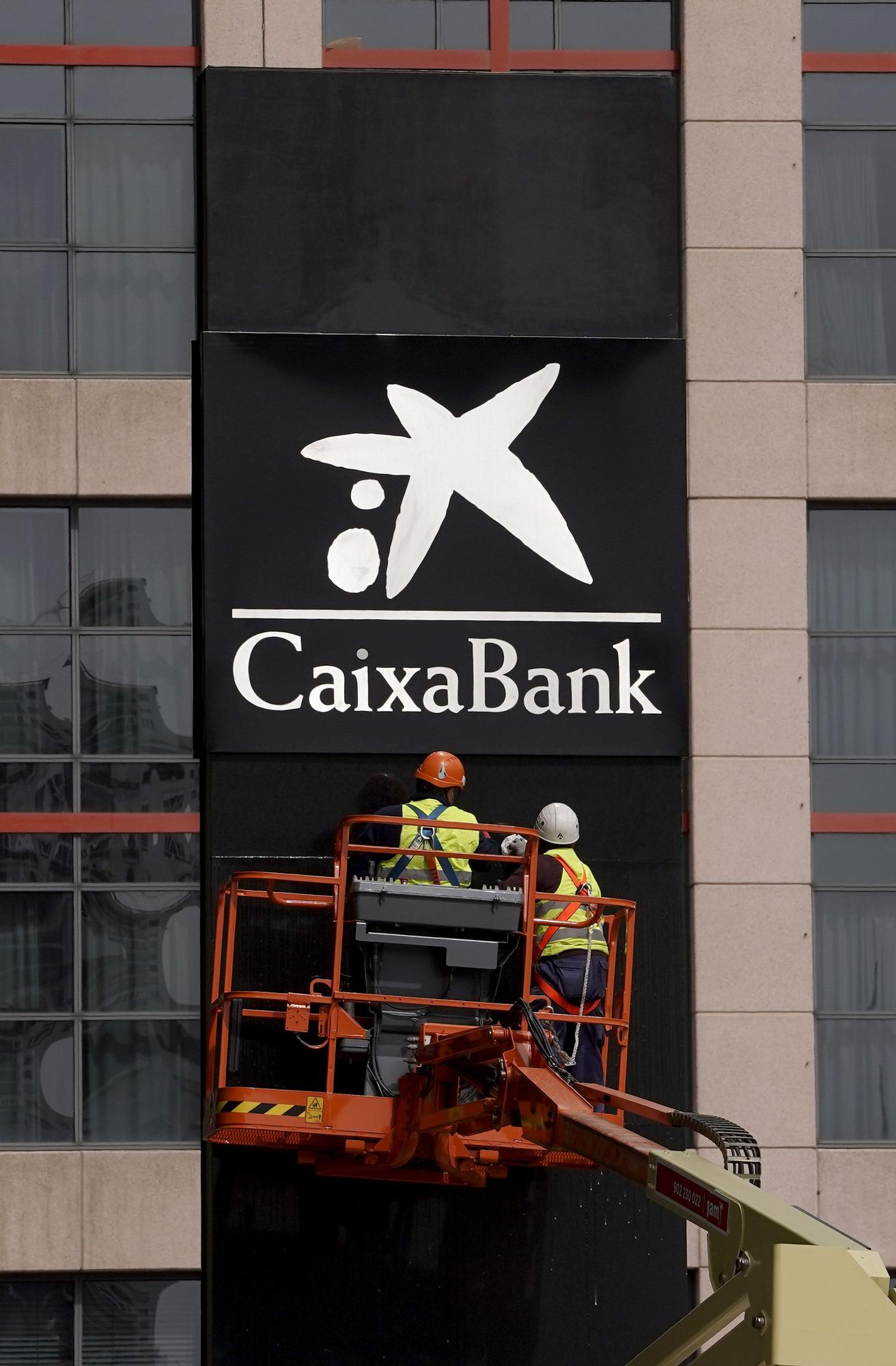 El logo de CaixaBank ya luce en la Torre Kio que albergaba la sede central de Bankia en Madrid