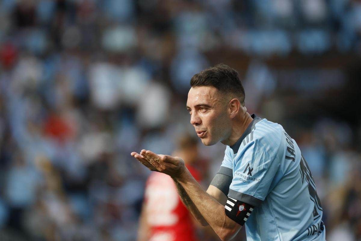 El delantero del Celta de Vigo, Iago Aspas, celebra el segundo gol del Celta de Vigo durante el partido de la jornada 35 de Liga en Primera División disputado contra el Deportivo Alavés en Balaídos, en Vigo. EFE/Lavandeira jr