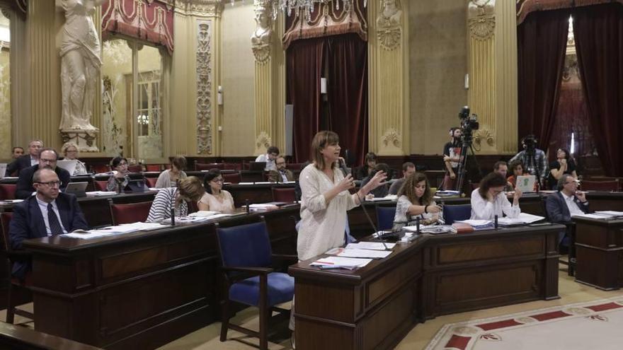 La presidenta del Govern, Francina Armengol, durante el pleno del Parlament de ayer.