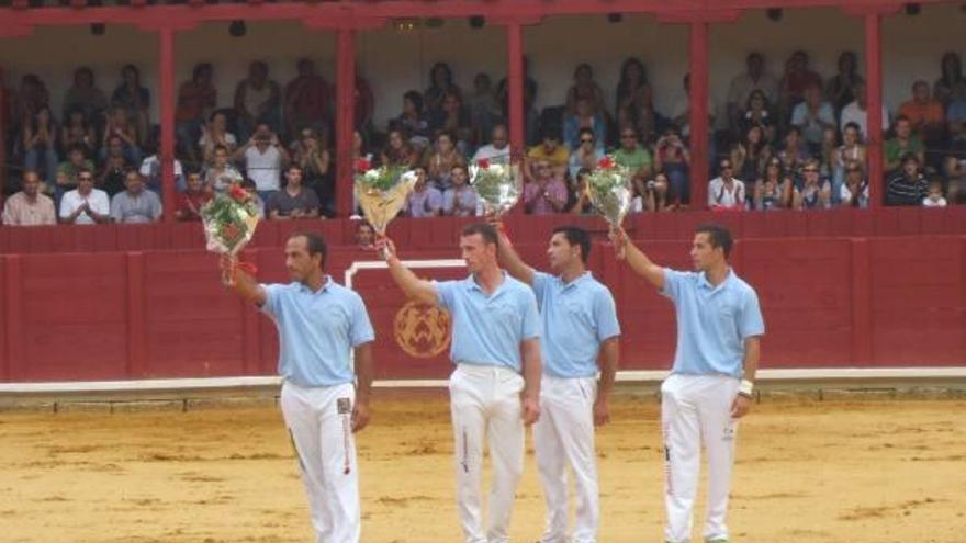 El espada de «Las Domingueras», Germán Sevillano, en uno de los lances con el capote.