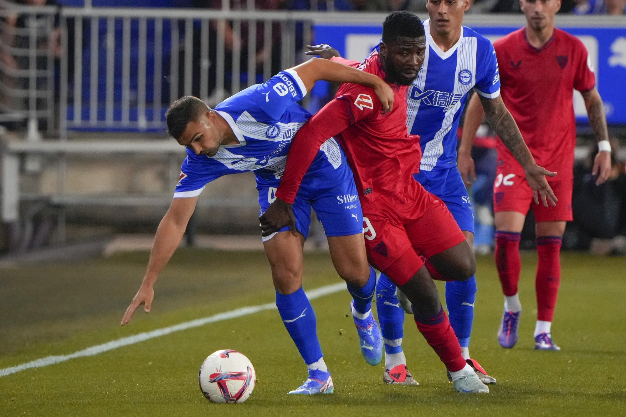 VITORIA-GASTEIZ, 20/09/2024.- El defensa servio del Alavés Aleksandar Sedlar (i) disputa un balón ante el delantero nigeriano Kelechi Iheanacho del Sevilla, durante el partido de la jornada 6 de LaLiga EA Sports, entre el Deportivo Alavés y el Sevilla FC que se disputa este viernes, en el estadio de Mendizorrotza de Vitoria-Gasteiz. EFE/ Adrián Ruiz Hierro