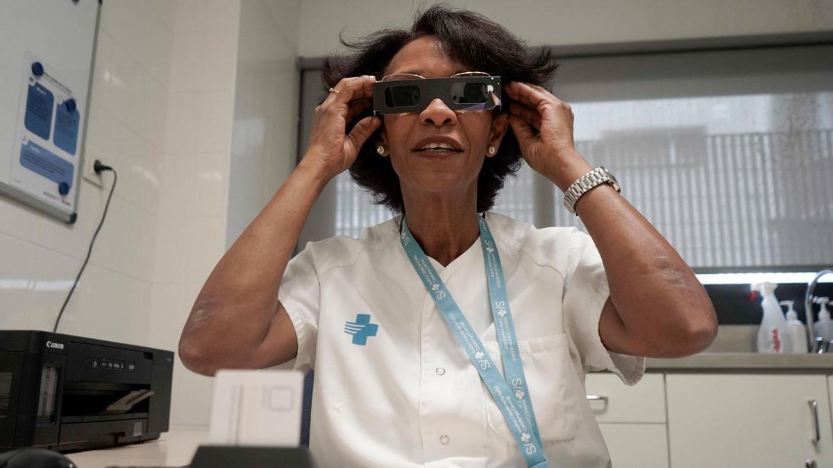 La metgessa Violeida Sánchez amb les ulleres homologades per veure l’eclipsi solar