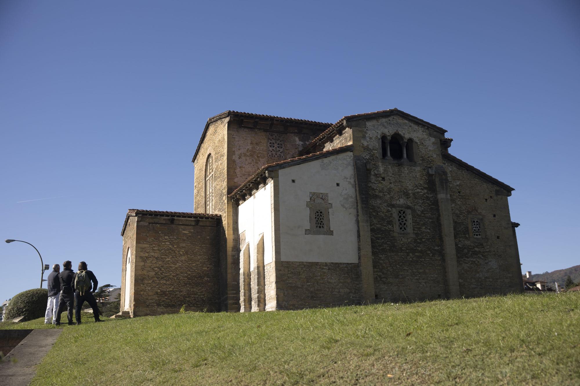 Así está la iglesia de Santullano después de recuperar la carga de mortero en sus muros