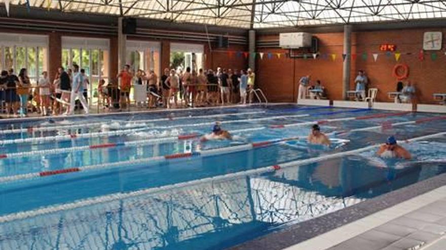 San Vicente se plantea asumir el servicio de socorrismo de la piscina