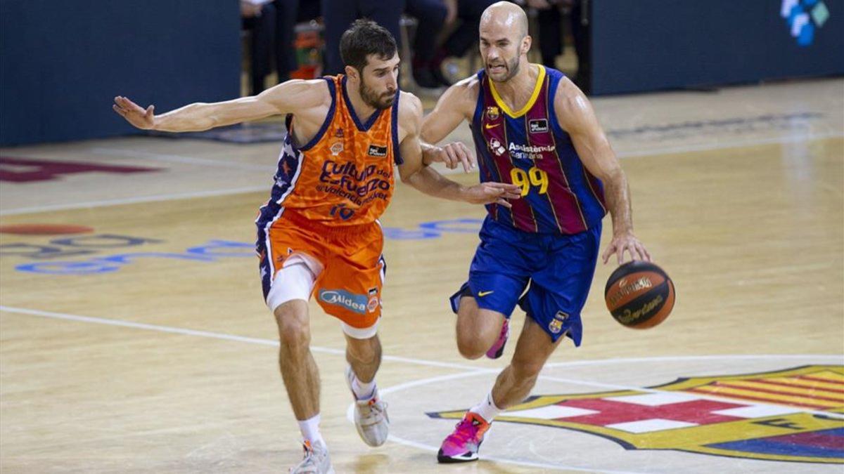 Nick Calathes trata de zafarse de Guillem Vives