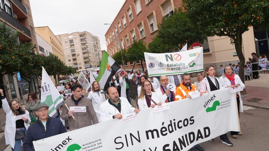 EN VÍDEO | Un centenar de médicos protesta en Badajoz por un estatuto propio: “Ya no es vocación, es explotación”