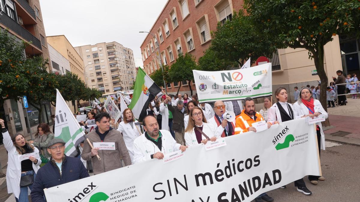 EN VÍDEO | Un centenar de médicos protesta en Badajoz por un estatuto propio: “Ya no es vocación, es explotación”