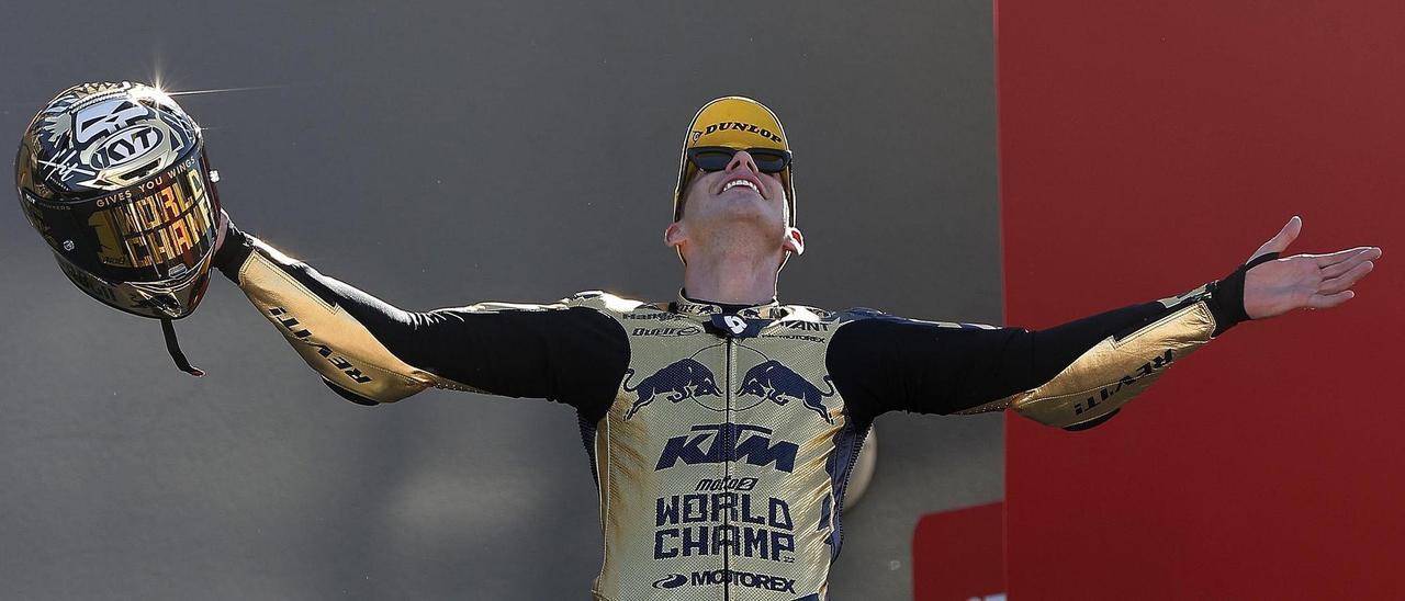 Augusto Fernández, campeón del mundo de Moto2, en el podio de Cheste