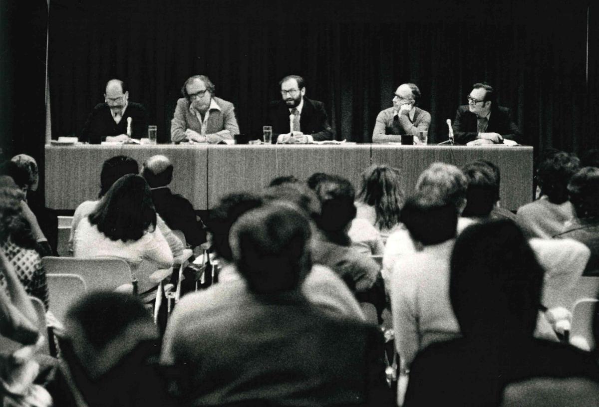 Umberto Eco en una visita al Aula de Cultura de la Caja de Ahorros del Sureste.