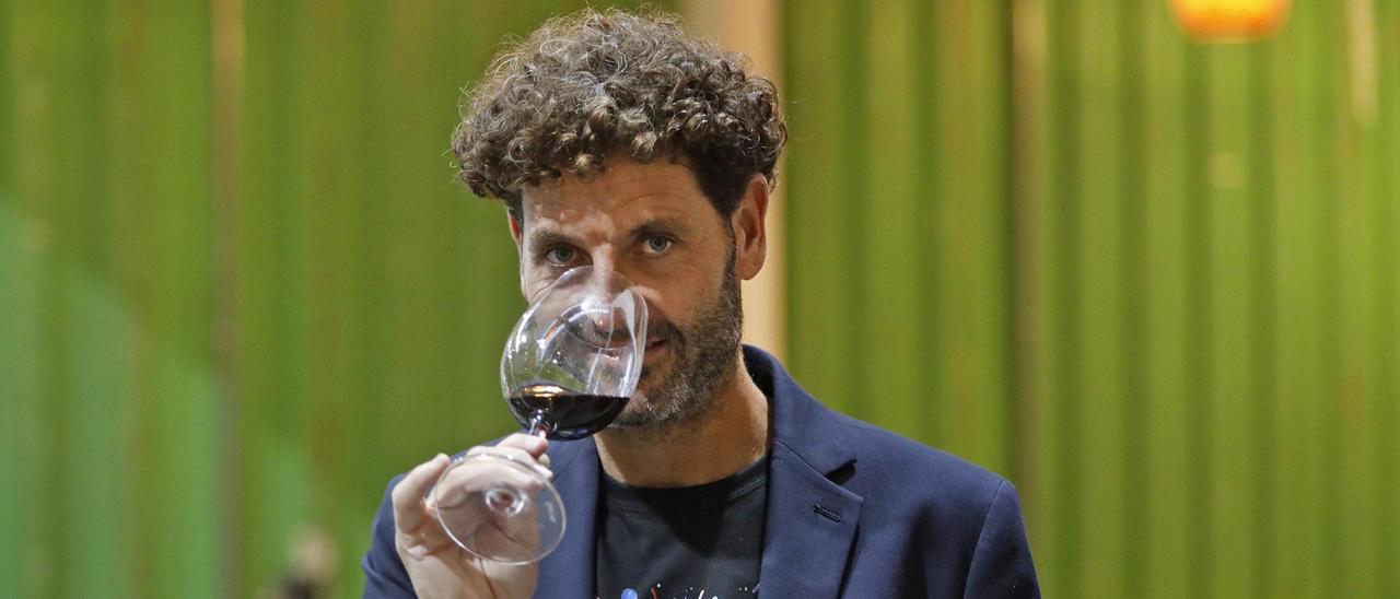 David Seijas olora a Girona una copa d'un dels vins que elabora.