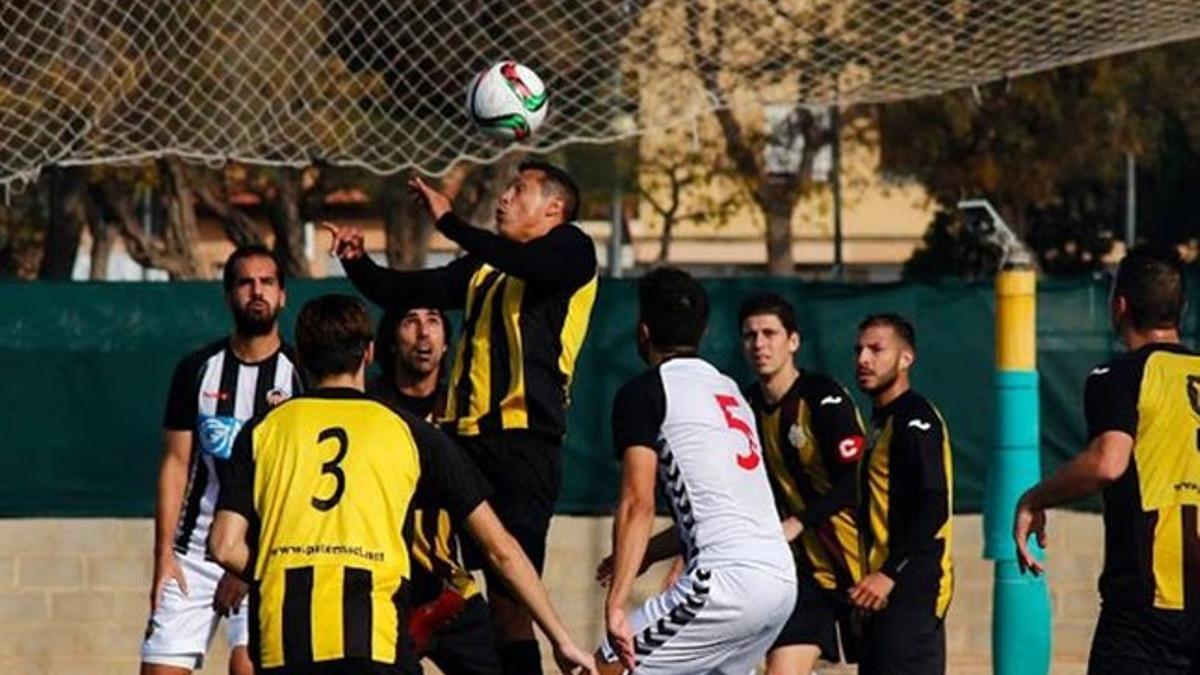 Amarilla despeja un balón con la cabeza. La actuación del jugador paraguayo está bajo sospecha