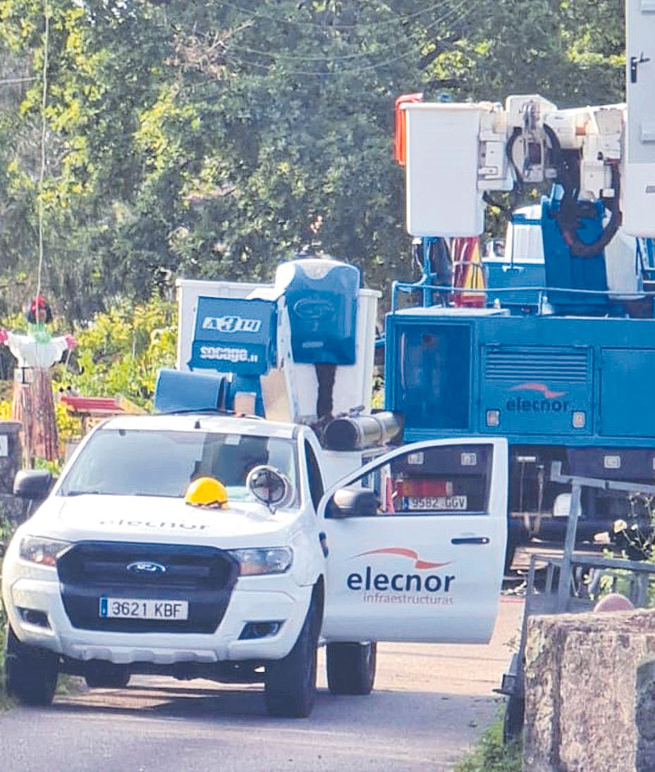 Instalación del transformador que salvó la luz en Bamio (Arousa)