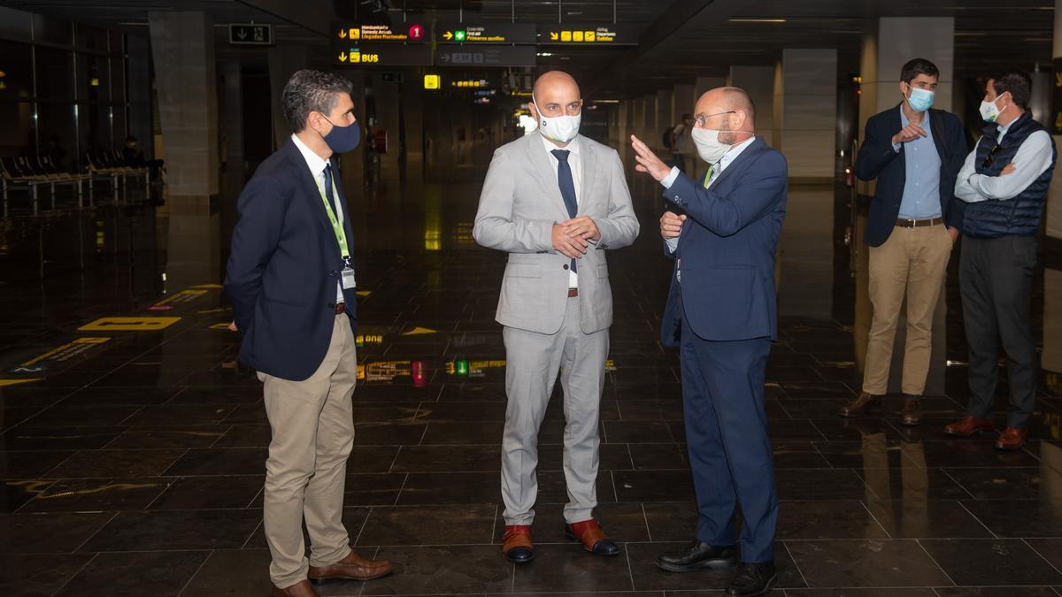 Carlos Álamo (c.) visita el aeropuerto de Gran Canaria para conocer las medidas de control
