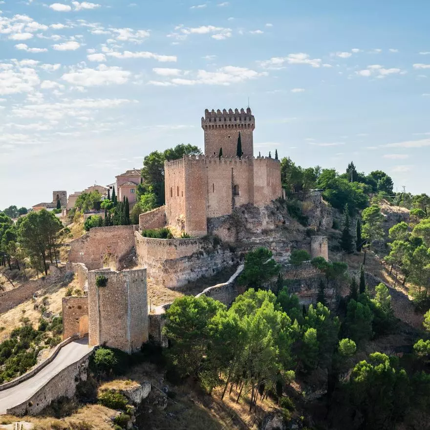 El imponente "castillo colgado" de Cuenca que esconde un pueblo de 173 habitantes