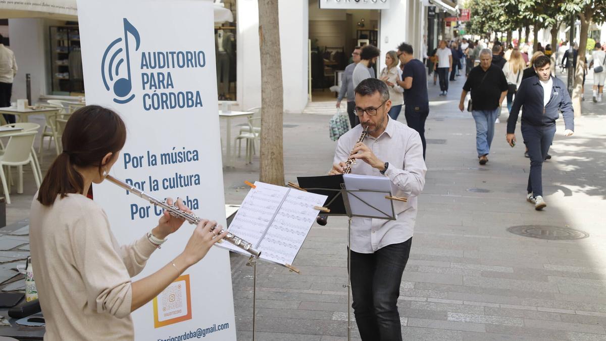Un grupo de cámara de viento madera el encargado de llenar de música las principales vías comerciales de la ciudad, acompañando la interpretación con información sobre la plataforma y recogida de firmas para pedir un auditorio para Córdoba.