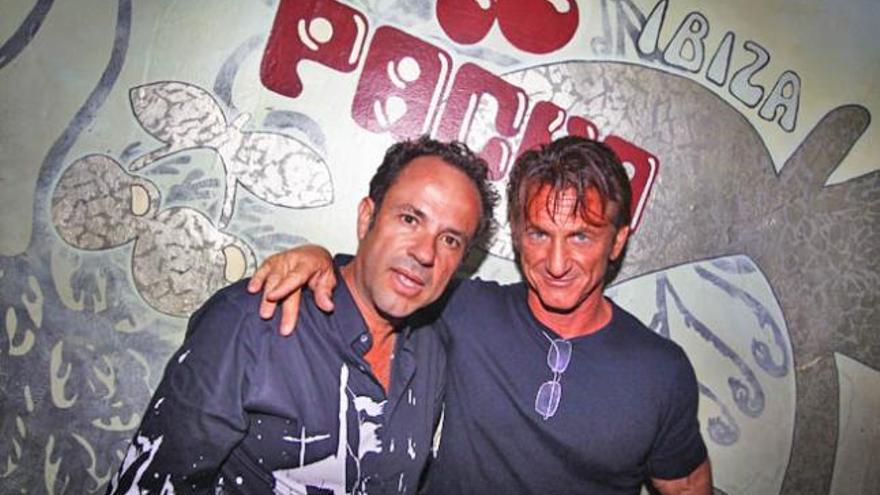 Sean Penn, con el director artístico Francisco Ferrer en Pachá.