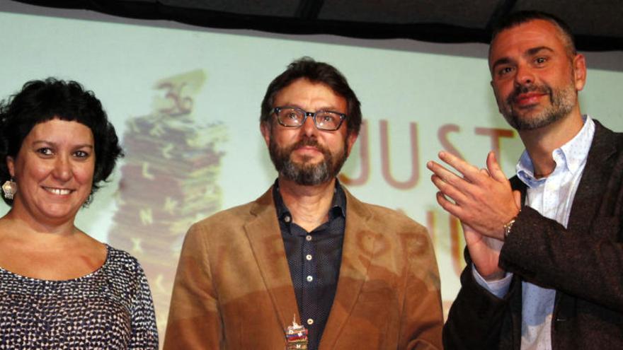 Gemma Sardà i Jaume Puig amb el conseller de Cultura, Santi Vila