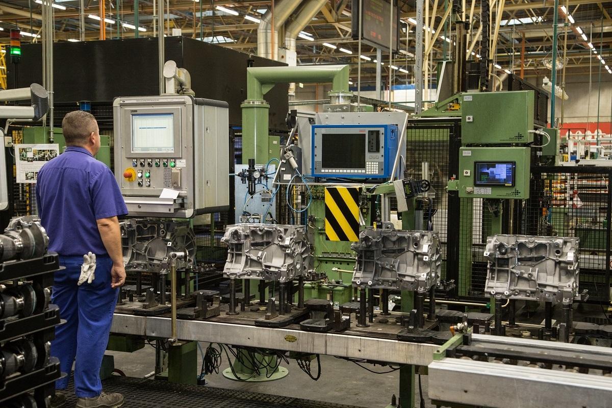 Archivo - Ingenieros de la planta de Ford en Almussafes (Valencia).