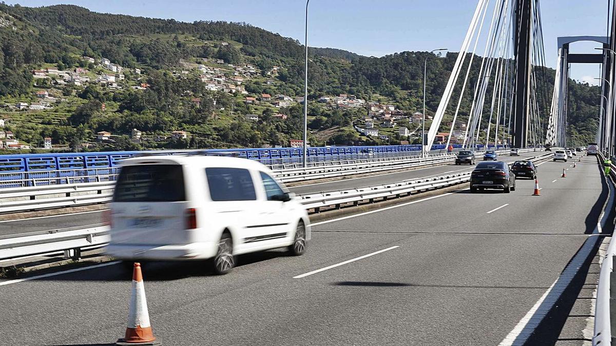 Corte de carril en el puente de Rande