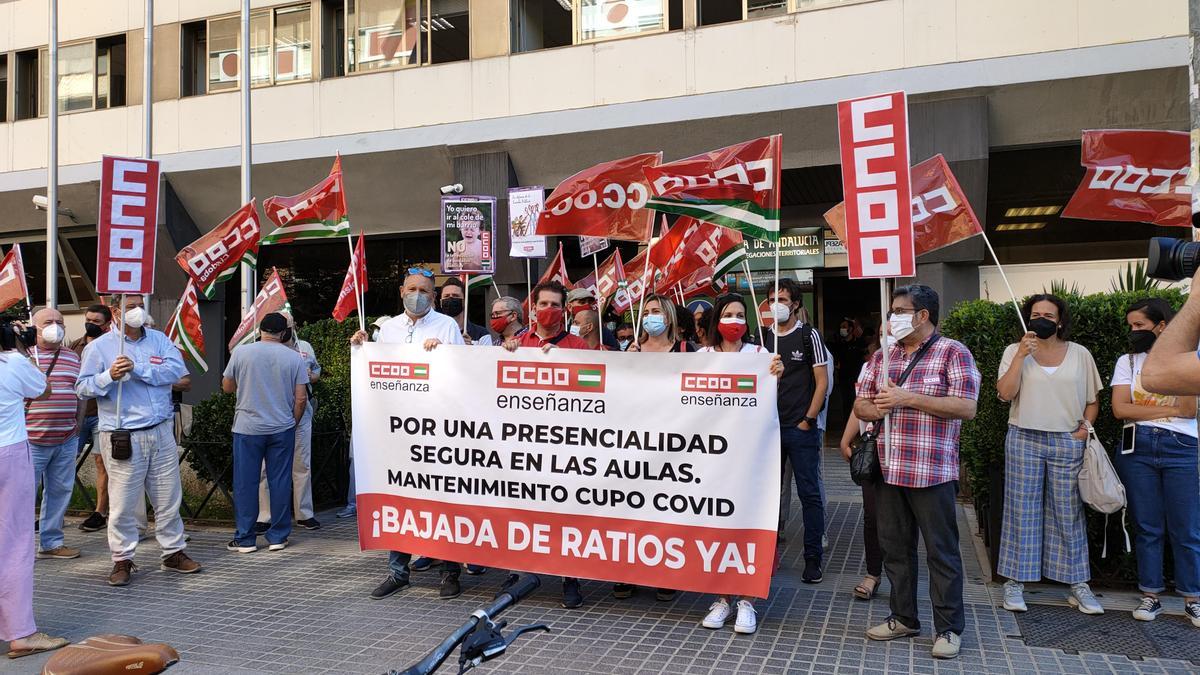 Concentración de CCOO ante la Delegación de Educación