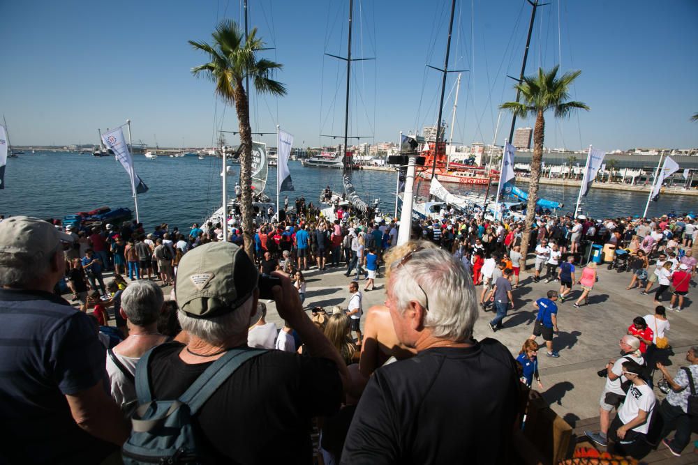 Miles de personas se dan cita en el Village del Puerto de Alicante para disfrutar del estreno de la competición