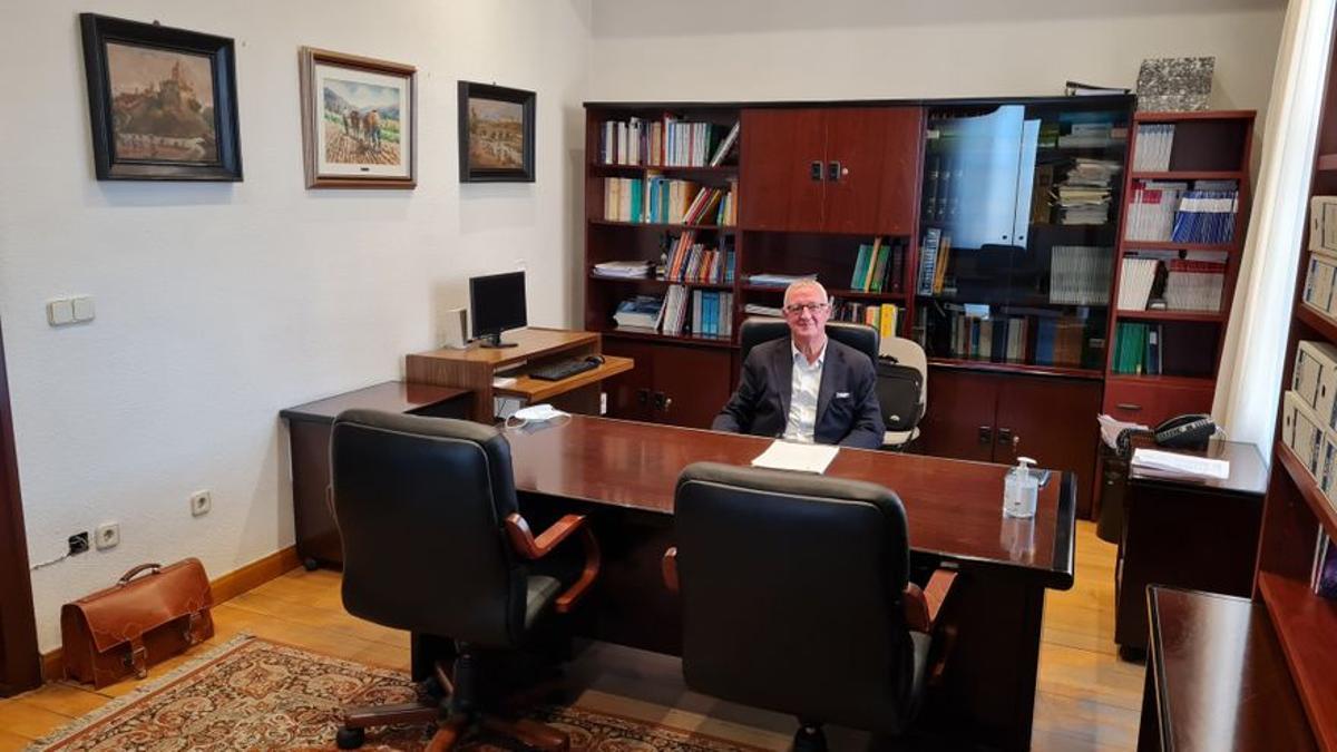 Jesús Caldera en su despacho en Ávila.