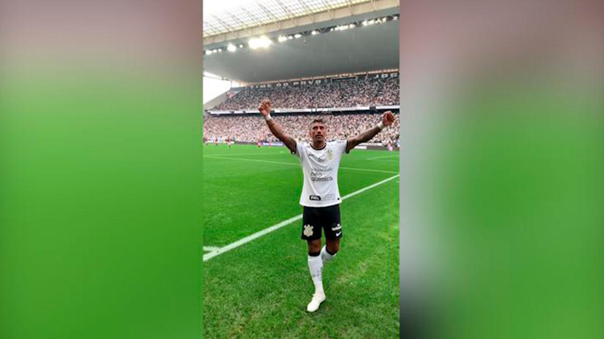 Paulinho celebra un gol con el Corinthians