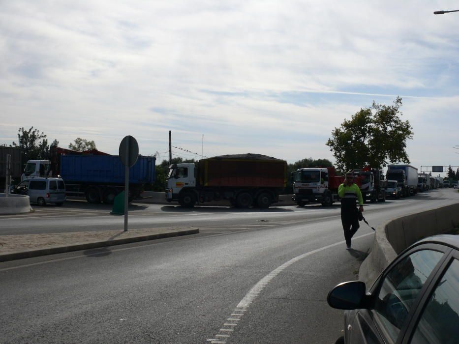 Atasco monumental en la entrada a Son Reus por un camión volcado