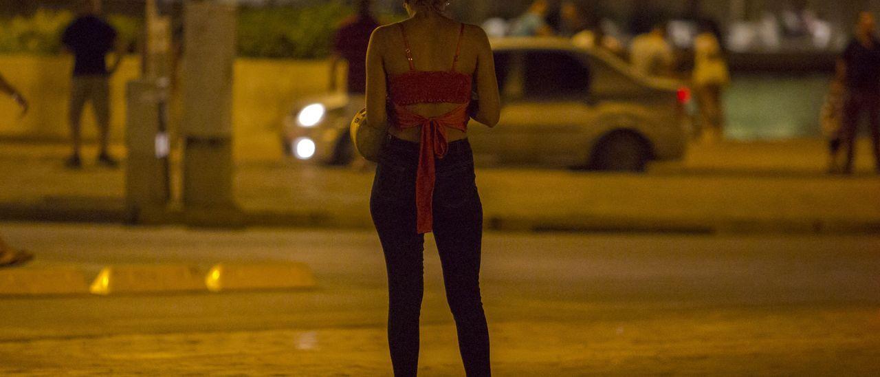 Imagen de archivo de una prostituta en la calle.