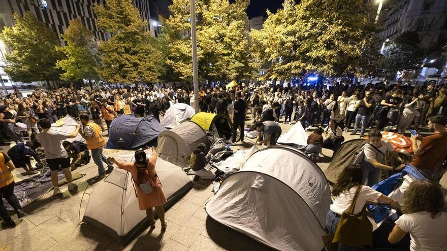 VÍDEO | La cacerolada de Zaragoza previa a la acampada en plaza España