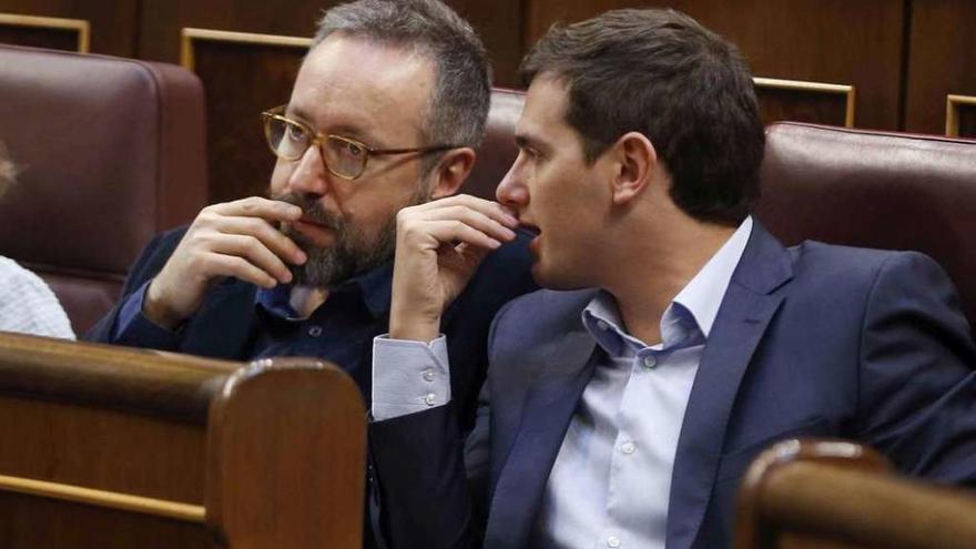 El líder de C&#039;s, Albert Rivera (derecha), y el portavoz en el Congreso, Juan Carlos Girauta, ayer, en la Cámara. // Efe