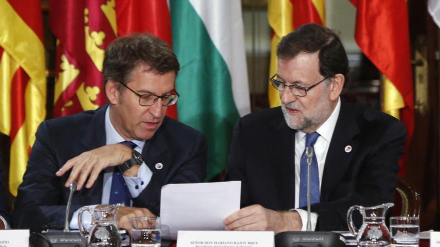 Rajoy y Feijóo, esta mañana en la Confederación de Presidentes. // Efe