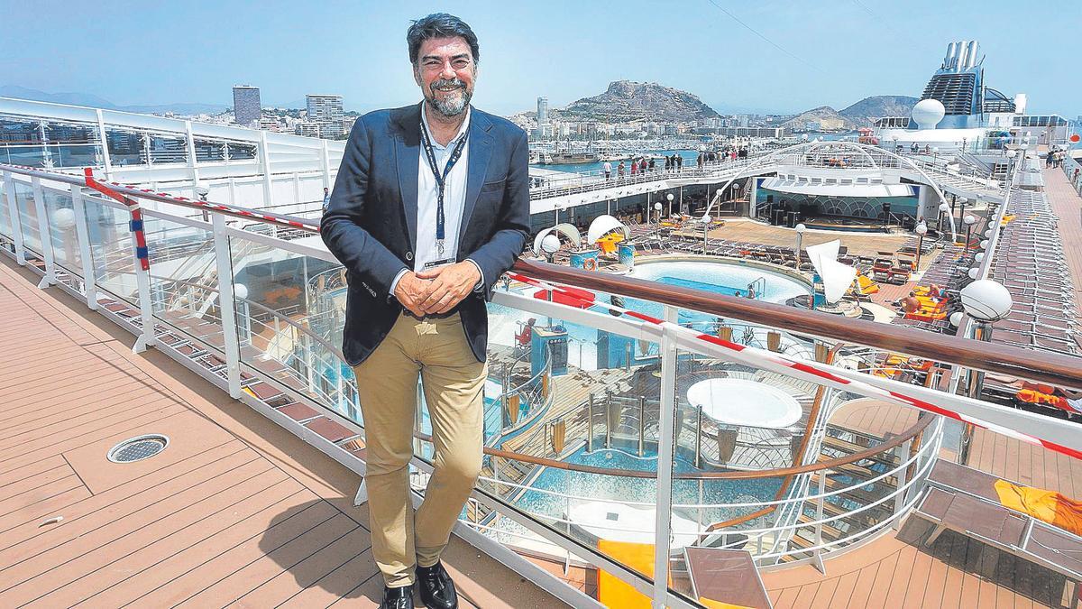 El alcalde de Alicante, Luis Barcala, en la cubierta de un crucero en una reciente escala en el Puerto de Alicante.