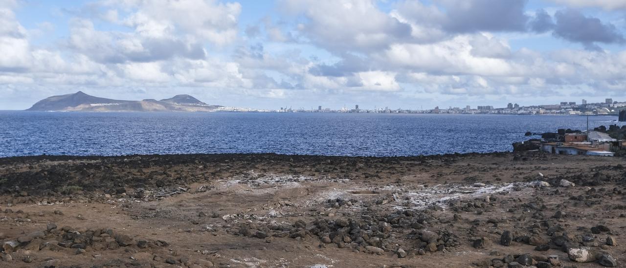 El rodaje de 'El Zorro'' llena de basura la costa de Arucas