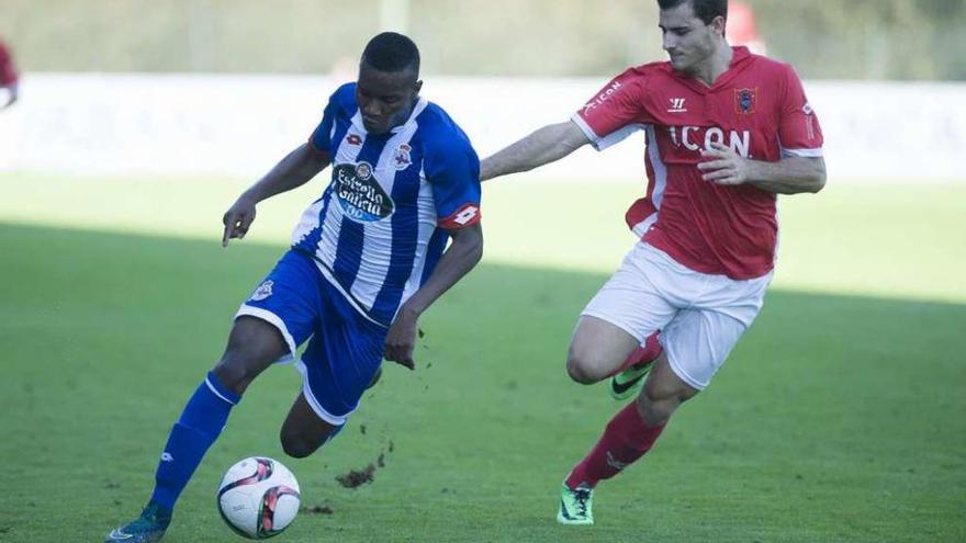 Un jugador del Choco presiona a un rival durante un encuentro de Liga. // J. Roller