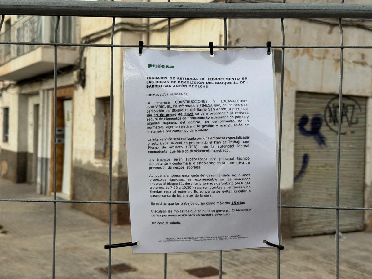 Circulares junto al bloque 11 para explicar a los residentes las medidas que tienen que tomar frente al fibrocemento