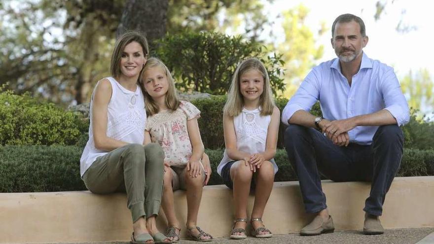 Los Reyes con sus hijas Leonor y Sofía, ayer, en Palma.