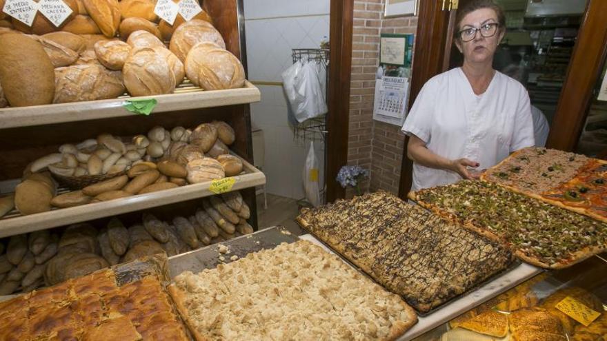 Amb tonyina y de mollitas, las reinas de las cocas alicantinas