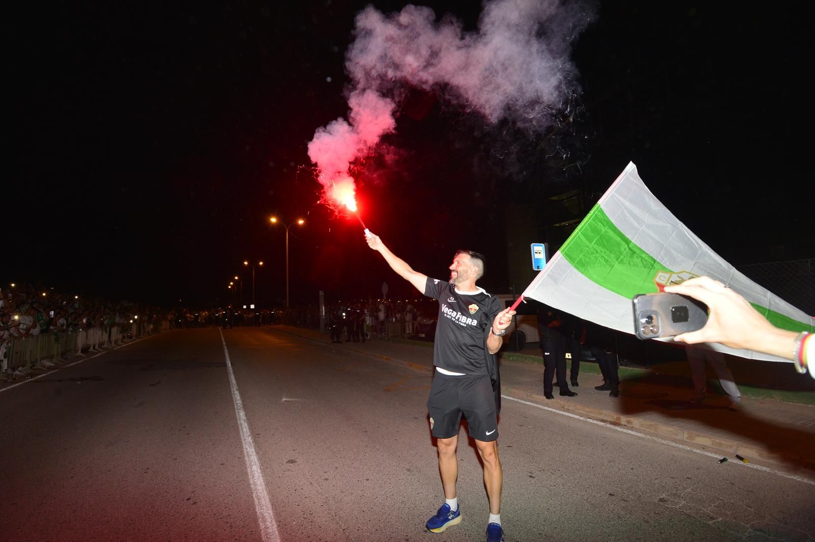 La afición del Elche recibe a los héroes del ascenso a su llegada al Martínez Valero