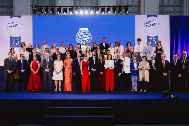 Los 75 años del premio Planeta, entre el Santo Grial de Javier Sierra y el espejo de Alicia de Eduardo Mendoza