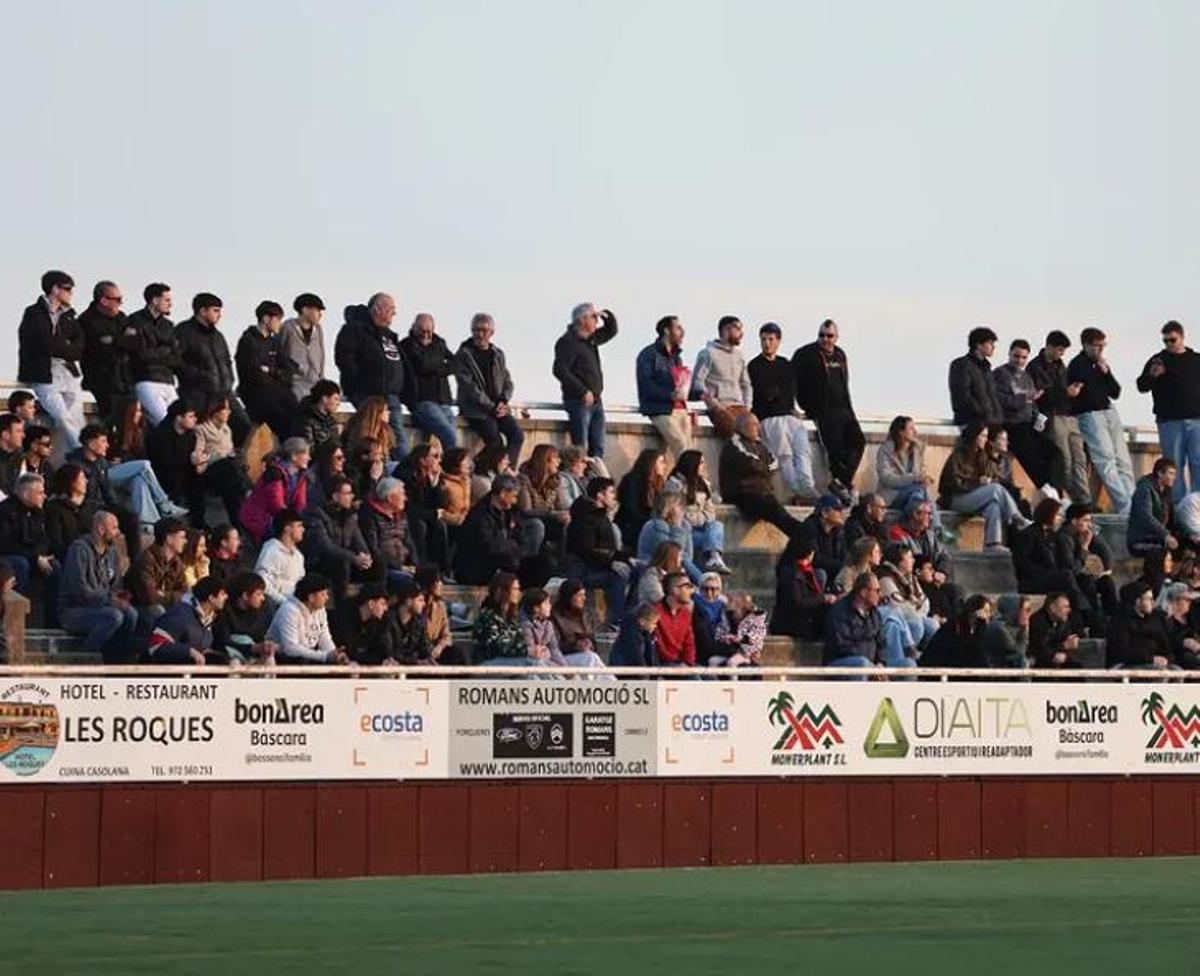 La graderia del Municipal de Bàscara en un partit d'aquesta temporada.