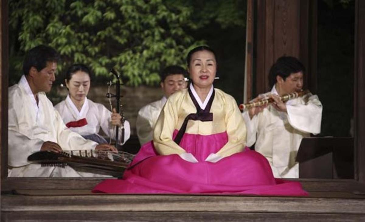 La intèrpret Cho-soon-ja entona un gagok, una cançó tradicional sud-coreana. Tres tradicions coreanes com són la cançó, l’artesania en fusta i la falconeria van ser incloses ahir a la llista de Patrimoni Immaterial de la UNESCO.