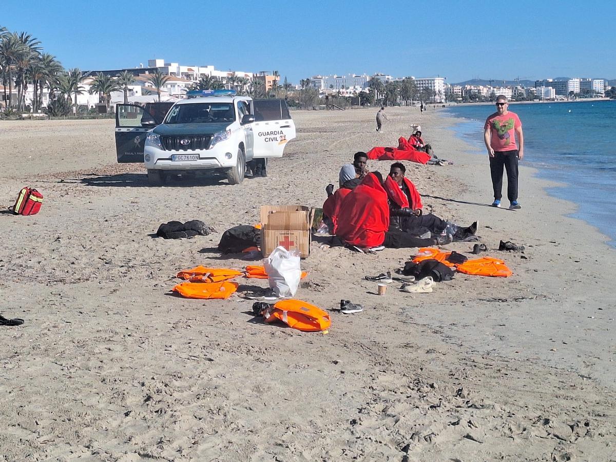 Migrantes llegados a Platja d'en Bossa, en Ibiza, hace ahora casi un año.