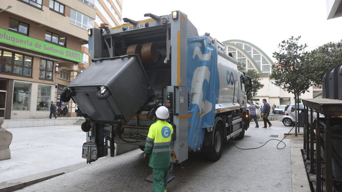 Trabajadores de la concesionaria de recogida de basuras, Prezero, en la plaza del Humor. |  Iago López