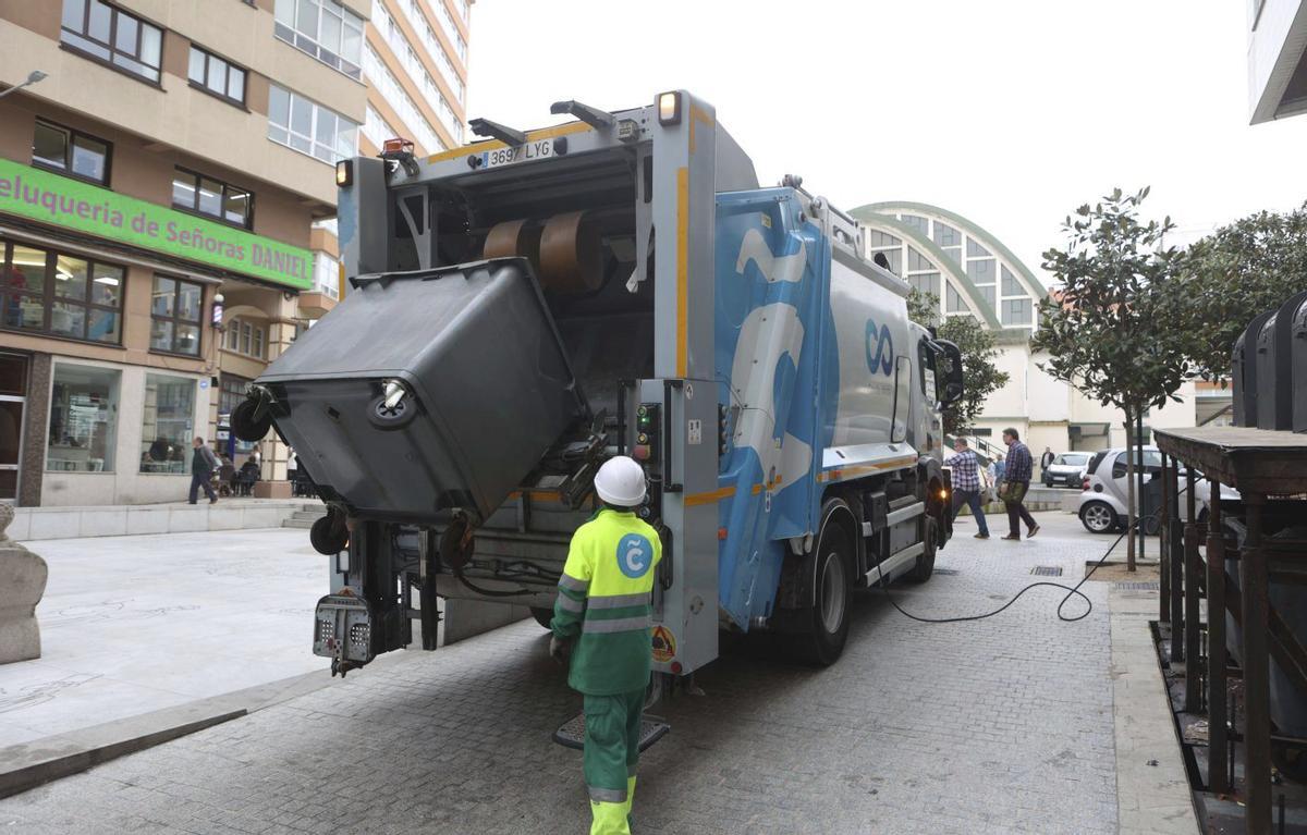 Trabajadores de la concesionaria de recogida de basuras, Prezero, en la plaza del Humor. | Iago López