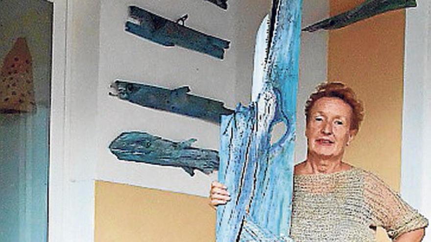 Petra Reimers con una obra.