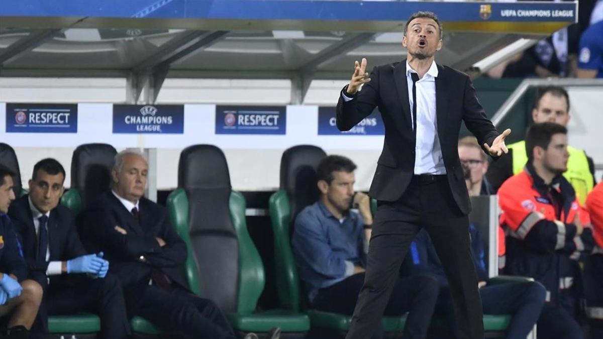 Luis Enrique da instrucciones a sus jugadores en el duelo con el Borussia.